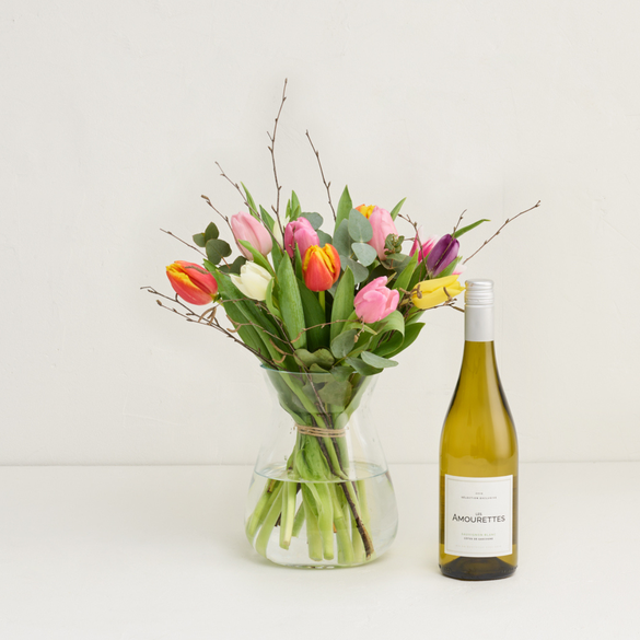 De farverige tulipaner med hvidvin